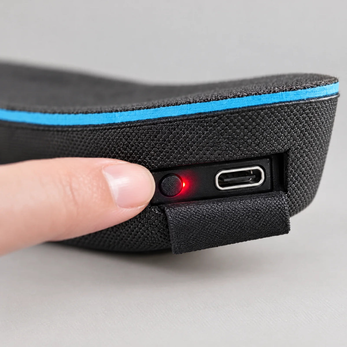 Ferse der beheizten Einlegesohle mit Schalter mit roter LED, USB-C-Anschluss und Zuglasche