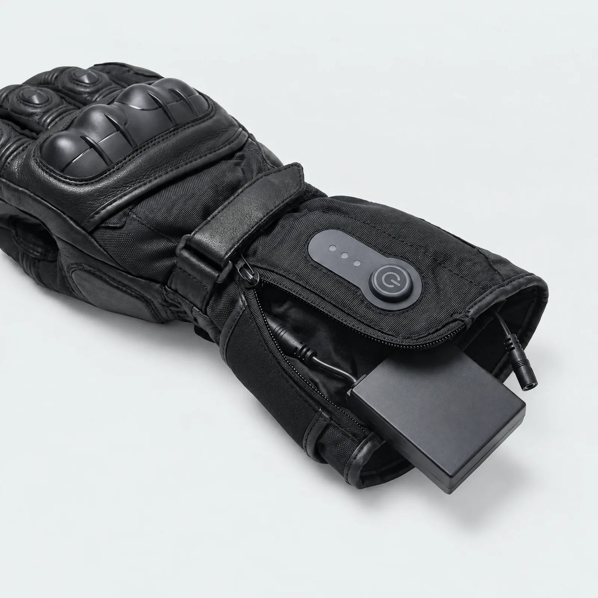 Akkufach in der Stulpe der beheizten Motorradhandschuhe mit Knopf und Leuchtanzeige