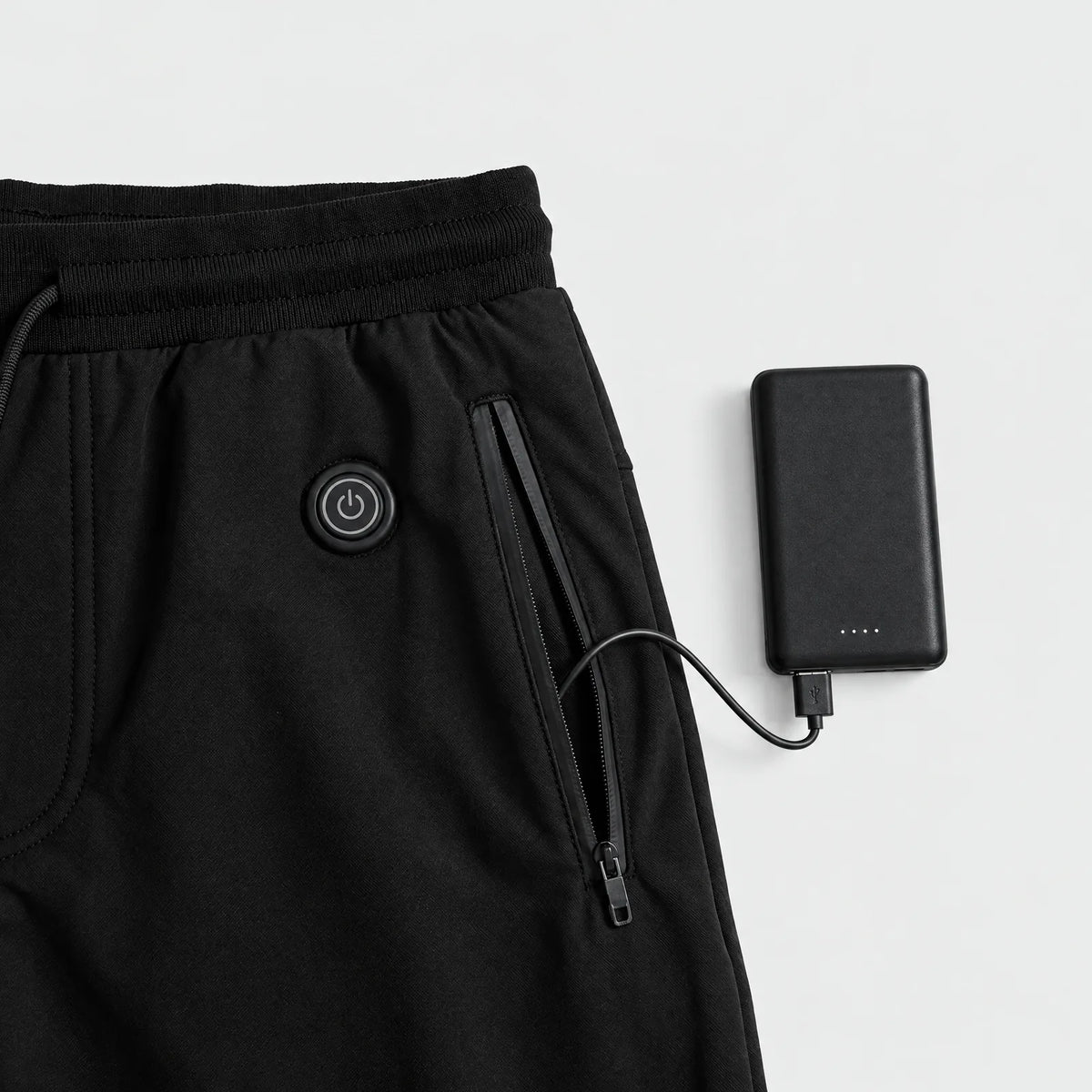 Knopf unter dem Bund und Powerbank an der Seitentasche