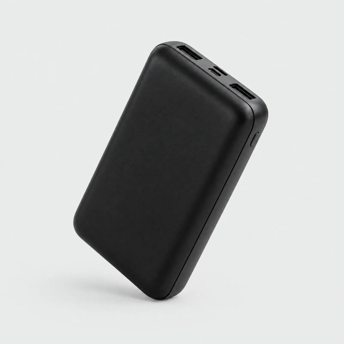 Alpenwarm Powerbank 10.000 mAh in Schwarz, schräg von vorn