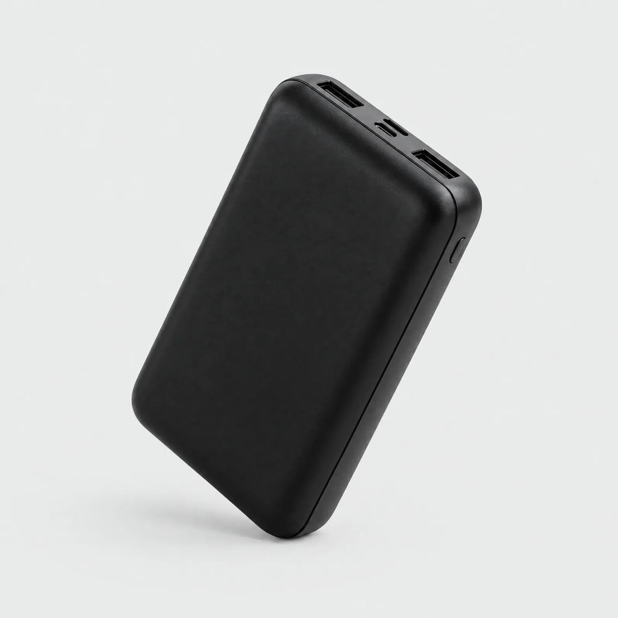 Alpenwarm Powerbank 10.000 mAh in Schwarz, schräg von vorn