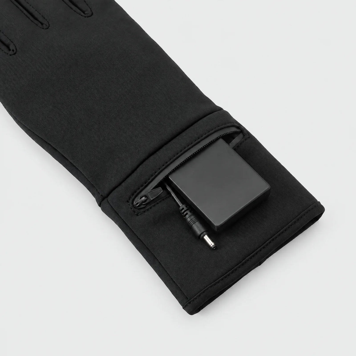 Akku im Reißverschlussfach an der Stulpe der dünnen beheizten Handschuhe